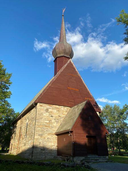 Fil:Alstahaug kirke 2020.jpg