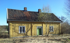 I kårhuset, oppført i empirestil, ble det drevet landhandel fram til 1915. Foto: Grete Singstad Paulsen